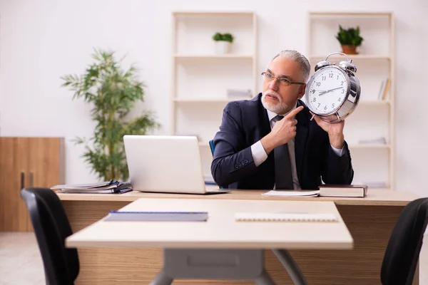 Viejo empleador masculino en concepto de gestión del tiempo —  Fotos de Stock