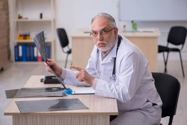 Starý lékař radiolog pracující na klinice — Stock fotografie