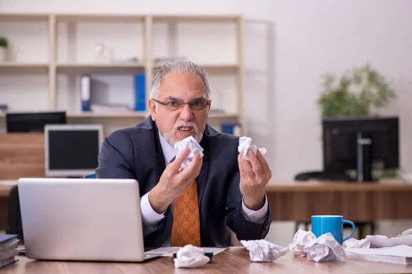 Old male employee in paper recycling concept — Stock Photo, Image