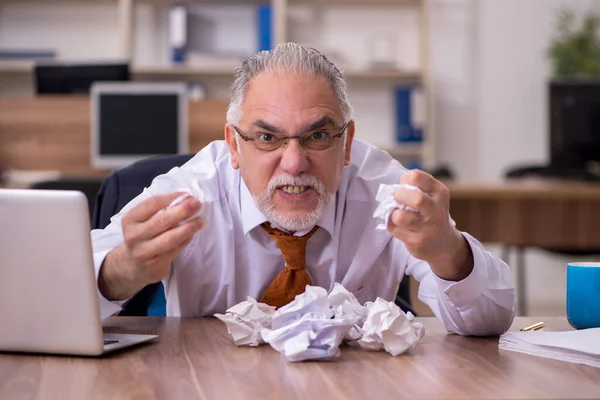 Velho empregado masculino no conceito de reciclagem de papel — Fotografia de Stock