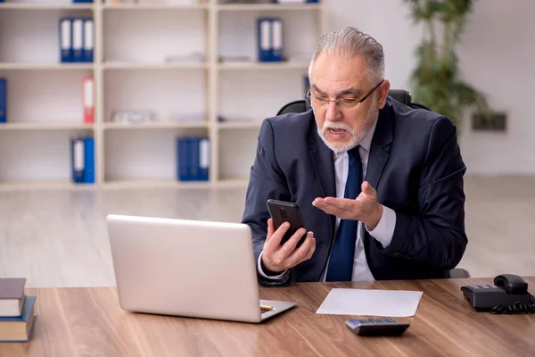 Vecchio dipendente maschile che lavora in ufficio — Foto Stock