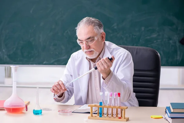 Ervaren oude wetenschapper die in het lab werkt — Stockfoto