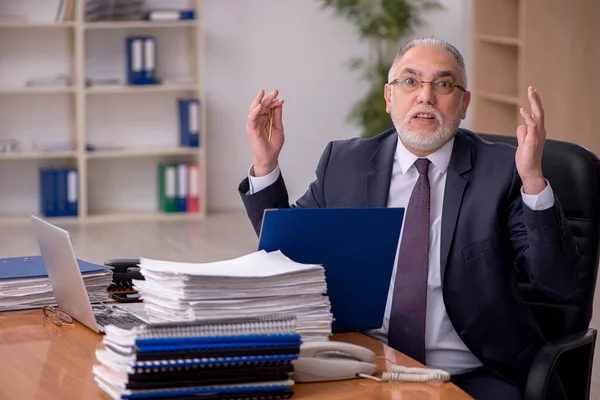 Viejo hombre empleador y demasiado trabajo en la oficina — Foto de Stock