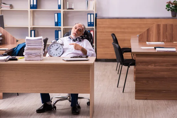 Alte männliche Angestellte unzufrieden mit exzessiver Arbeit im Büro — Stockfoto