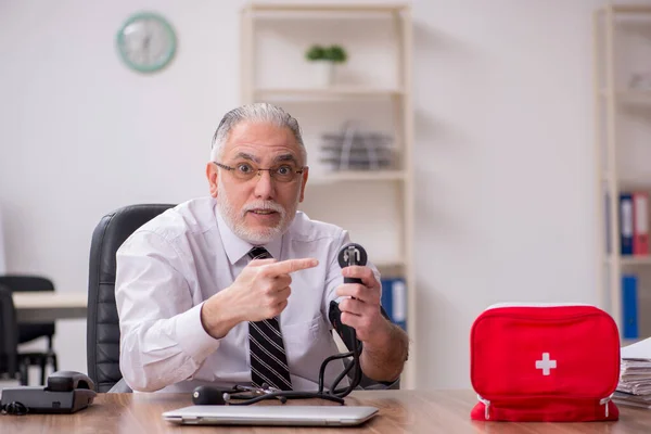Aged male employee suffering at workplace — Stock Photo, Image