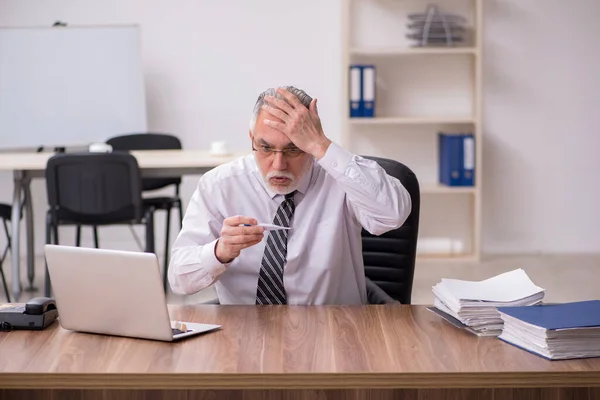 Employé masculin âgé souffrant sur le lieu de travail — Photo