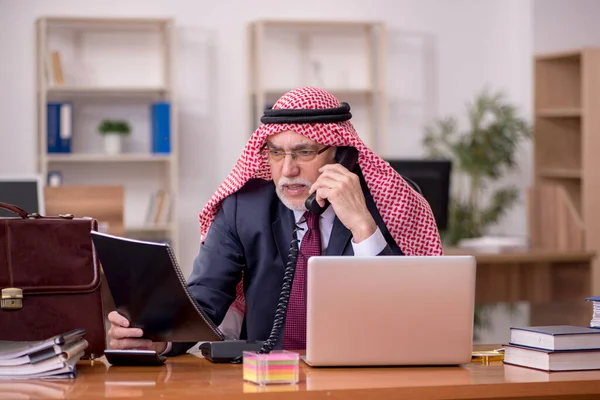 Homme d'affaires arabe âgé employé assis sur le lieu de travail — Photo