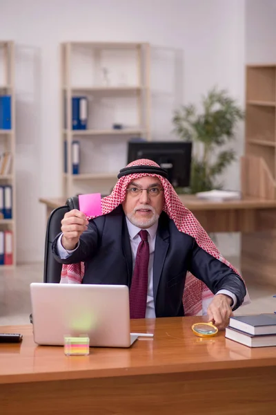 Empleado árabe de negocios sentado en el lugar de trabajo —  Fotos de Stock