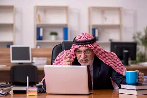 Hombre de negocios árabe envejecido empleado beber café durante el descanso — Foto de Stock