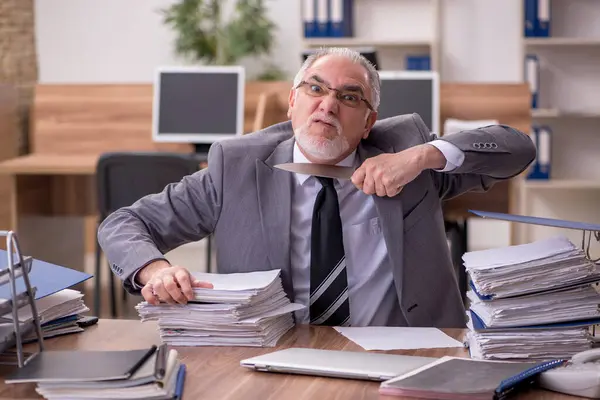 Gammal manlig anställd missnöjd med överdrivet arbete på kontoret — Stockfoto