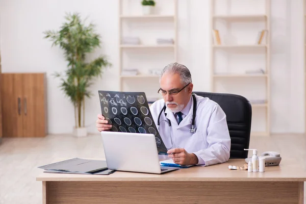 Ervaren mannelijke arts radioloog werkzaam in de kliniek — Stockfoto