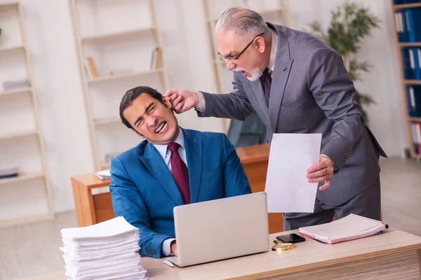 Two employees working in the office — Stock Photo, Image