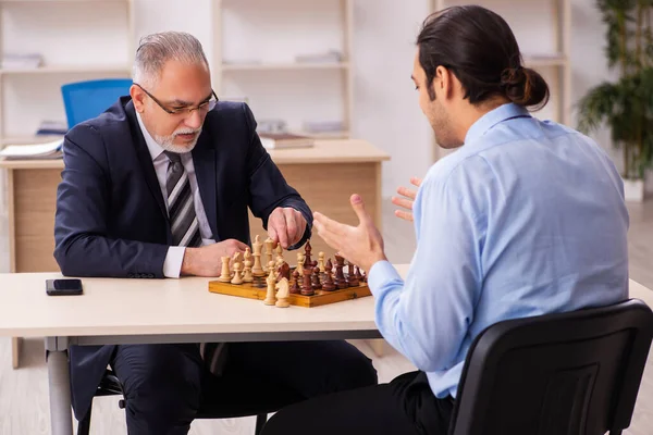 Dos hombres de negocios jugando ajedrez en la oficina — Foto de Stock