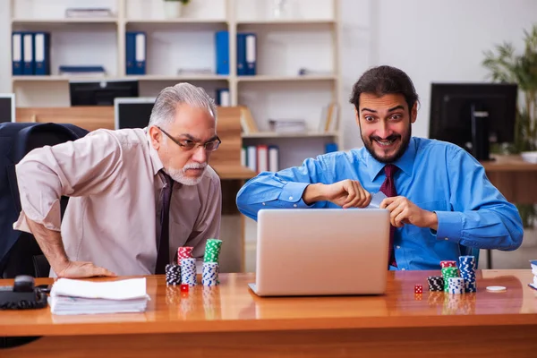Two male employees playing cards at workplace — Stock Photo, Image