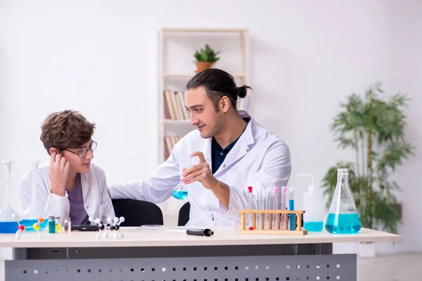 Young father and son chemists in the lab — Stock Photo, Image