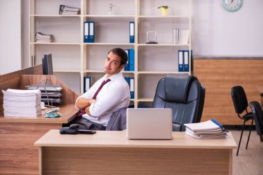 Genç erkek çalışan aşırı çalışmaktan son derece yoruldu.