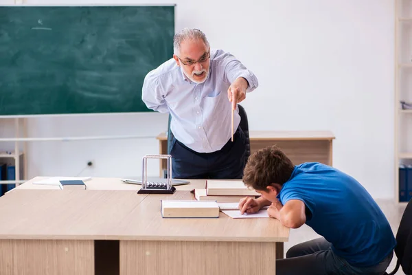 Velho professor e estudante na sala de aula — Fotografia de Stock