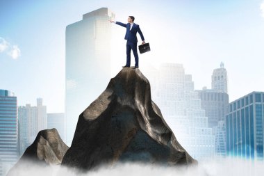 Kariyer konseptinde dağın tepesindeki iş adamı