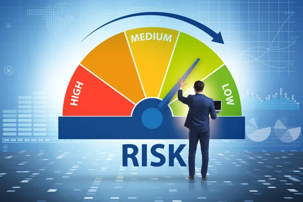 Risk ölçme ve yönetim kavramında iş adamı — Stok fotoğraf