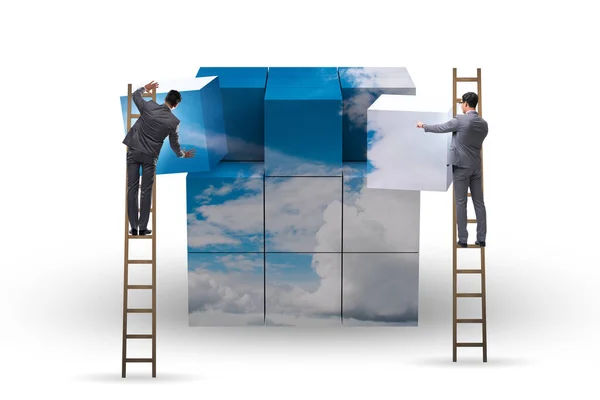 Empresario construyendo cubo de nube con formas — Foto de Stock