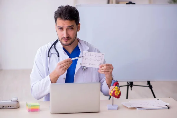 Jovem médico cardiologista em sala de aula — Fotografia de Stock