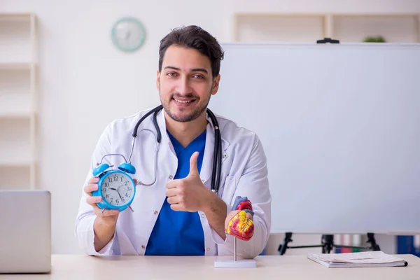 Jeune médecin cardiologue dans le concept de gestion du temps — Photo