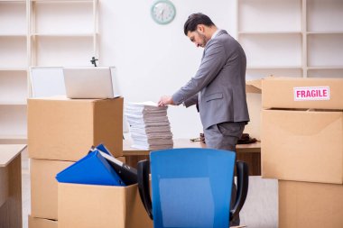 Taşınma konseptinde çalışan genç bir erkek.