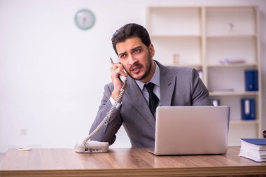 Ofiste çalışan genç işadamı.