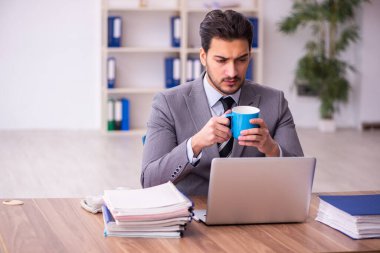 Genç işadamı işyerinde mola veriyor.