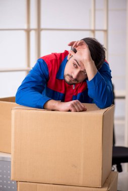 Genç erkek müteahhit iş yerinde hareket konsepti