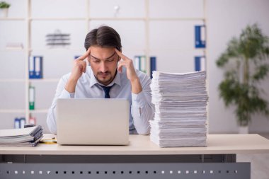 Genç işadamı aşırı çalışmaktan memnun değil.