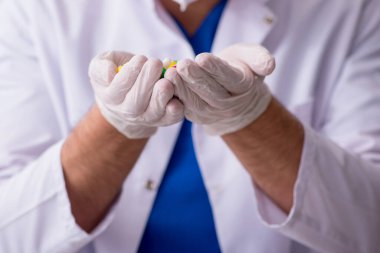 Genç erkek doktor ve çok fazla hap.