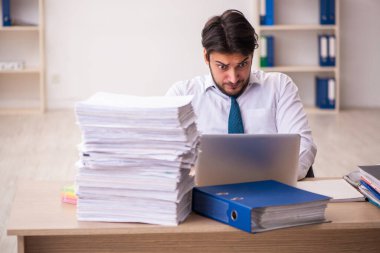 Genç işadamı ofisteki aşırı işten memnun değil.