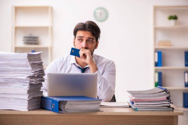 Genç işadamı ofisteki aşırı işten memnun değil.