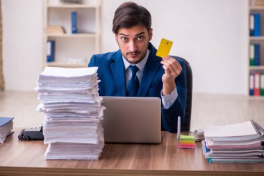 Genç işadamı ofisteki aşırı işten memnun değil.