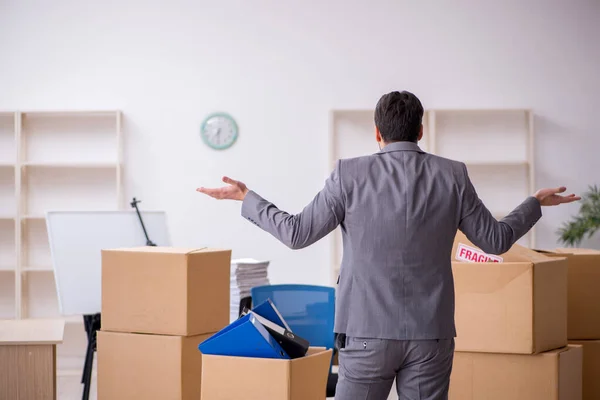 Joven empleado masculino en concepto de reubicación — Foto de Stock