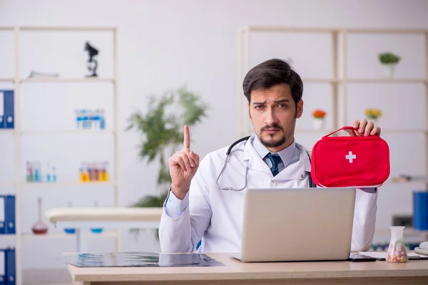 Junger männlicher Rettungssanitäter im Erste-Hilfe-Konzept — Stockfoto