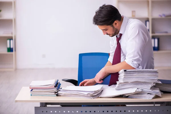 Mladý podnikatel zaměstnanec nespokojen s nadměrnou prací v kanceláři — Stock fotografie