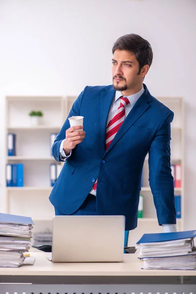 Joven empleado masculino descontento con el trabajo excesivo en la oficina — Foto de Stock