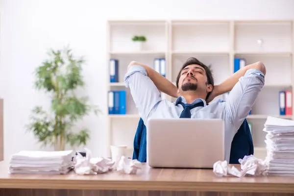 Junge männliche Mitarbeiter lehnen neue Ideen im Büro ab — Stockfoto