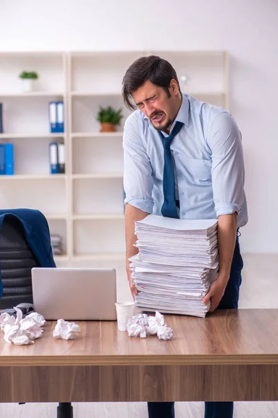 Jeune employé masculin rejetant les nouvelles idées dans le bureau — Photo