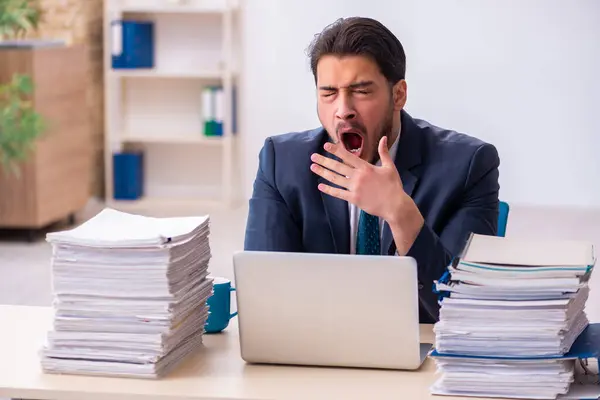 Jeune homme d'affaires employé et trop de travail au bureau — Photo