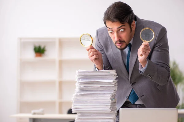 Junger männlicher Prüfer arbeitet im Büro — Stockfoto