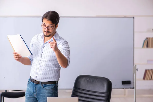 Jonge mannelijke leraar voor het whiteboard — Stockfoto