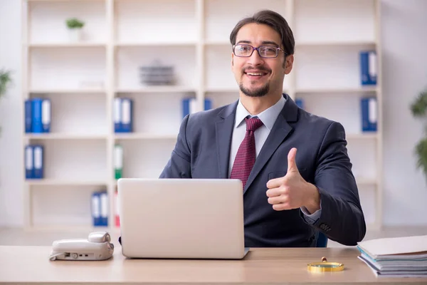 Jonge mannelijke werknemer werkzaam in het kantoor — Stockfoto