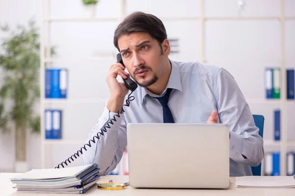 Empleado joven empresario infeliz con el trabajo excesivo en el de — Foto de Stock