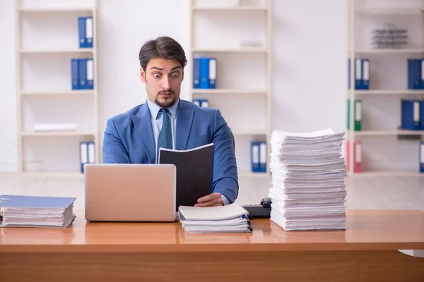 Junge kaufmännische Angestellte im Büro — Stockfoto