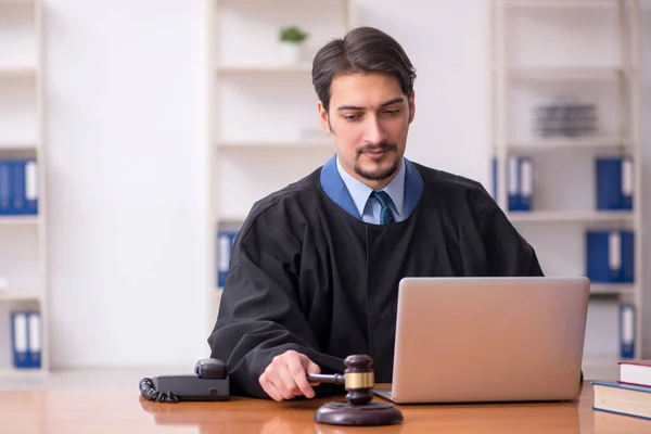 Juez joven trabajando en la sala del tribunal — Foto de Stock