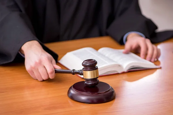 Junger männlicher Richter im Gerichtssaal — Stockfoto