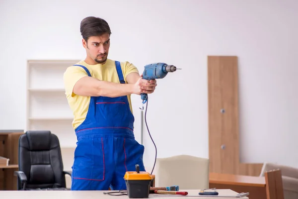 Jeune menuisier travaillant dans le bureau — Photo